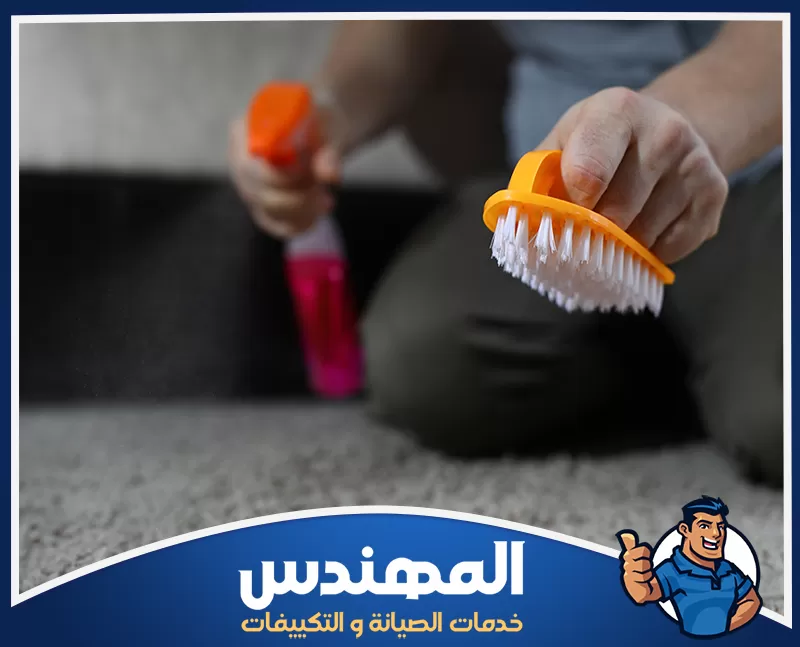 تنظيف سجاد المنازل والفلل بحفر الباطن 0546176127 شركة المهندس شخص يقوم بتنظيف السجادة باستخدام فرشاة في حفر الباطن.