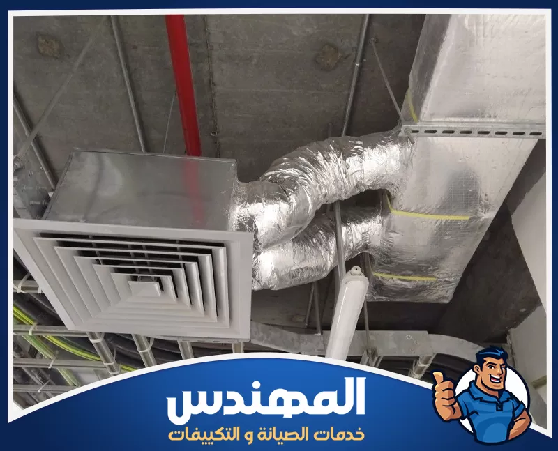 لماذا تحتاج تركيب دكت التكييف في حفر الباطن؟ دكت تكييف معدني مع رجل يستخدم هاتفه في موقع حفر الباطن قبل الانتهاء من العمل