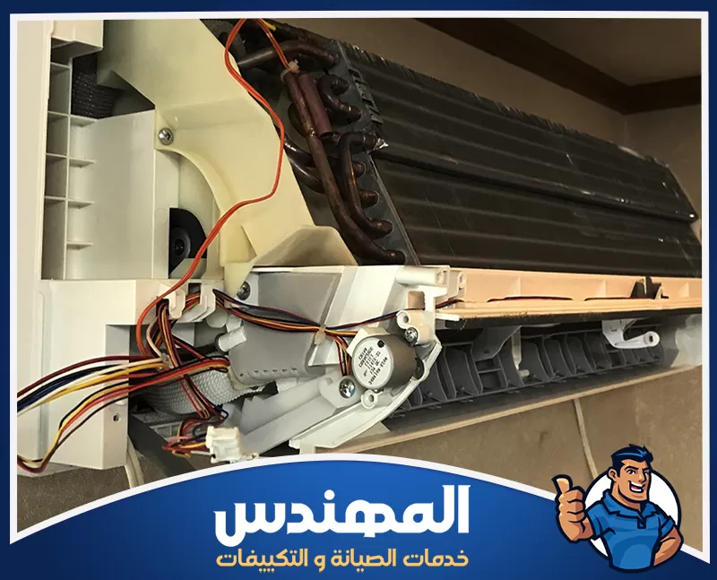 إصلاح تسريب الفريون في مكيفات اسبلت في حفر الباطن 0546176127 شركة المهندس صورة لمتخصص يقوم بصيانة مكيفات الهواء في دبي، مع التركيز على مكيفات اسبلت.