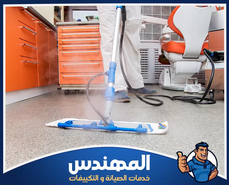 تنظيف غرف المرضى والعيادات بحفر الباطن 0546176127 شركة المهندس رجل يقوم بتنظيف غرفة في مستشفى بحفر الباطن باستخدام ممسحة.