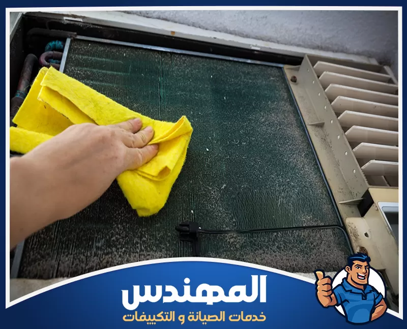تنظيف مكيفات سبليت بحفر الباطن 0546176127 شركة المهندس تنظيف مكيفات الهواء في حفر الباطن، يظهر فني يقوم بتنظيف وحدة تكييف داخلية.