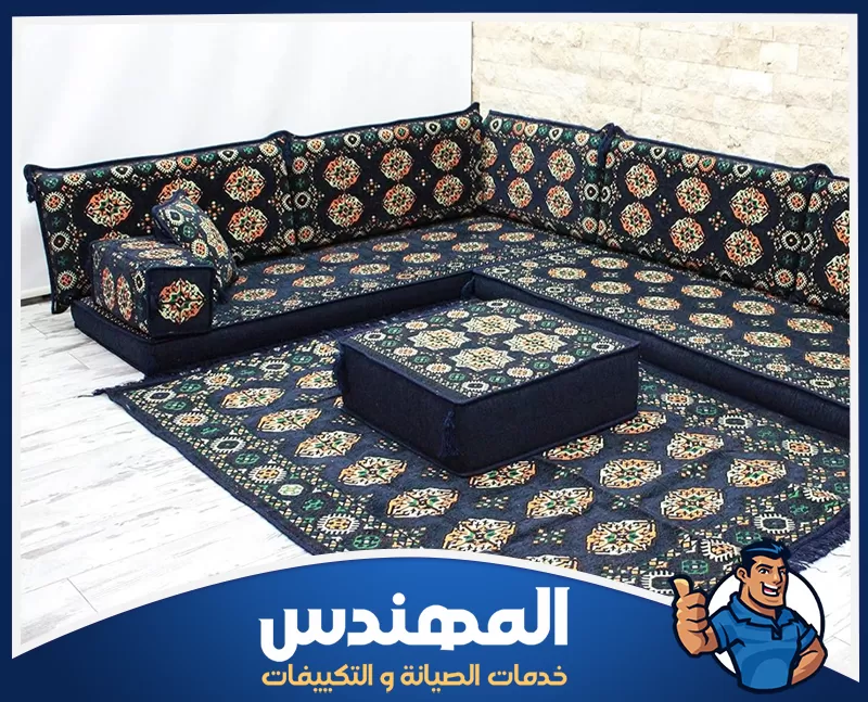 تنظيف المجالس العربية بحفر الباطن 0546176127 شركة المهندس أريكة زرقاء وبيضاء بنمط أزرق وأبيض، تعكس أناقة التصميم الداخلي.