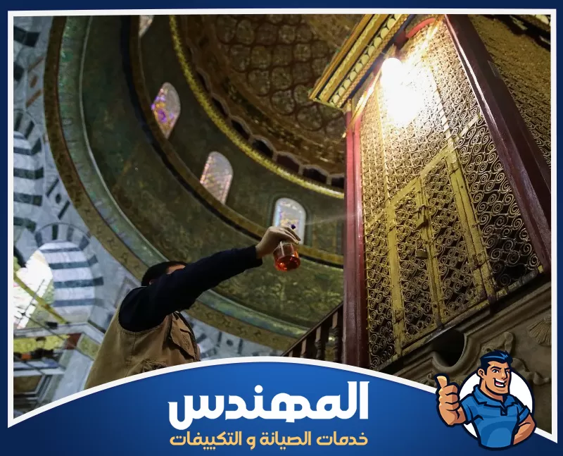 تنظيف أرضيات المسجد بحفر الباطن 0546176127 شركة المهندس صورة لعمال ينظفون قبة الصخرة، مع التركيز على الجهود المبذولة للحفاظ على المعلم الديني في حفر الباطن.