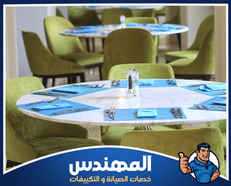 تنظيف مداخن المطاعم بحفر الباطن 0546176127 شركة المهندس مطعم يحتوي على كراسي خضراء وطاولة، مع التركيز على نظافة المطابخ في حفر الباطن.