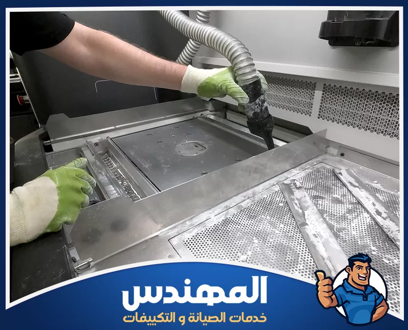 تنظيف حمامات المطاعم في حفر الباطن 0546176127 شركة المهندس رجل يرتدي قفازات يستخدم آلة معدنية لتنظيف مطابخ المطاعم في حفر الباطن.