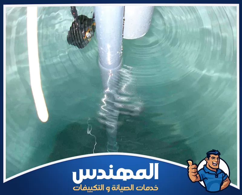 تنظيف خزانات بحفر الباطن 0546176127 المهندس مياه نظيفة داخل خزان مع ظهور المواسير الداخلية وتموجات سطح المياه حولها.