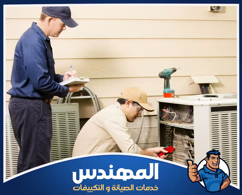 صيانة وتنظيف المكيف فني يقوم بإصلاح المكيف وفحص المكونات الداخلية لمعالجة أشهر أعطال المكيفات المنزلية وطرق التعامل معها
