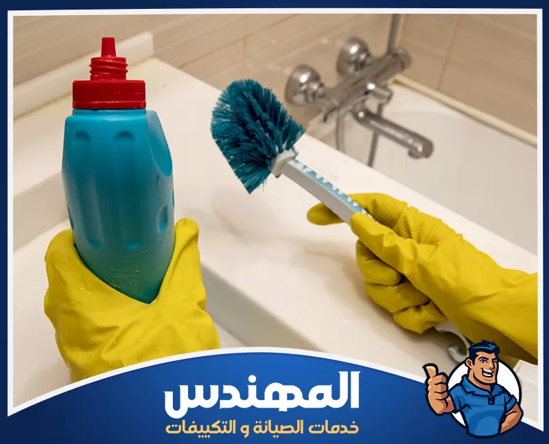 تنظيف الزجاج من البقع البيضاء أدوات تنظيف الحمام من فرش ومنظفات لإزالة الأوساخ والرواسب والحفاظ على نظافة الأسطح