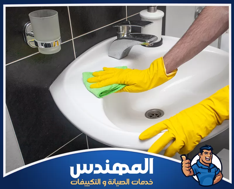 تنظيف وتعقيم الحمامات تنظيف الحمامات وإزالة الأوساخ من الأحواض باستخدام أدوات مناسبة للحفاظ على النظافة المنزلية